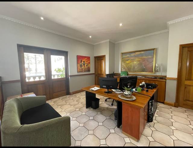 574M² OFFICE FOR SALE IN BRYANSTON
